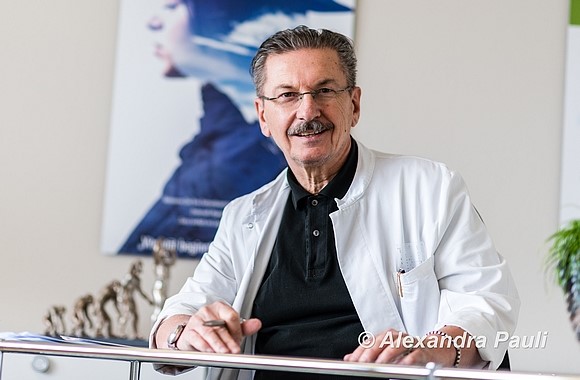 Dr. med. Claudio Lorenzet ist Facharzt für Allgemeine Innere Medizin. 
